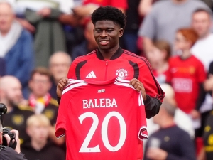 Manchester United má nabitý střed. Kdo bude hrát a co bude s Mainooem?