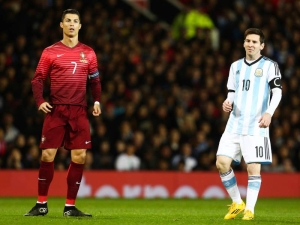 Lionel Messi a Cristiano Ronaldo by mohli poprvé hrát ve stejném týmu. Oba dostali pozvánku na rozlučku legendy
