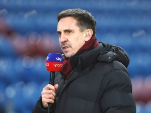 Neville věří Chelsea jako dlouho ne. Vidí ji v TOP 3, problémem je ale „všude možně“ pobíhající obrana