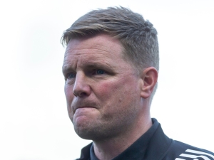 Howe by vyslechl nabídku Manchesteru United. Carrick ale dál má podporu vedení