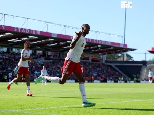 Andoni Iraola zažil vítězný návrat do Bournemouthu. Důležitou výhru Liverpoolu trefil Isak