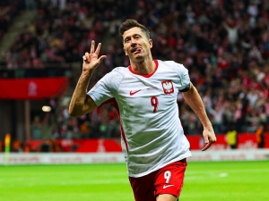 Robert Lewandowski nepatří do starého železa. Za Polsko dal hattrick Rumunsku