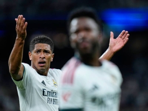 „Fotbal šel úplně do prd*le.“ Bellingham neudržel nervy po vyloučení Viníciuse, Mourinho hvězdu brání