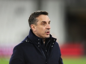 Neville se přidal ke kritikům Martíneze. Jeho slova mohla ublížit dvěma mladým obráncům United, Argentinec se mezitím omluvil